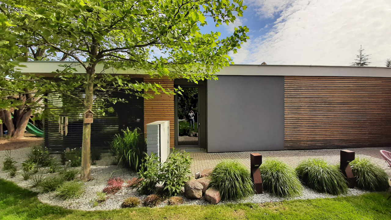 Garden office with wooden facade, Corten lights